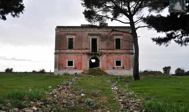 Quell'antica villa che domina la statale 100 dall'alto di una collina